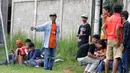  Suporter The Jakmania berfoto selfie saat menyaksikan Tim Persija Jakarta berlatih di Lapangan Youth Training Center, Sawanngan, Depok, Rabu (17/2/2016). (Bola.com/Nicklas Hanoatubun)