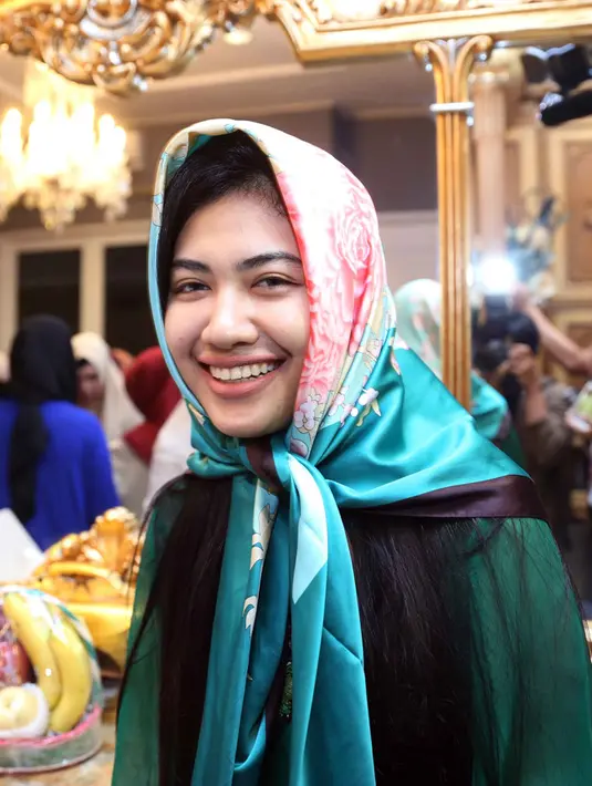 Acara tahlilan di hari ke tujuh pasca meninggalnya Julia Perez ini digelar pada malam hari usai melaksanakan Salat Taraweh. Rasa duka tentunya masih menyelimuti keluarga dan para sahabat mendiang Jupe. (Nurwahyunan/Bintang.com)