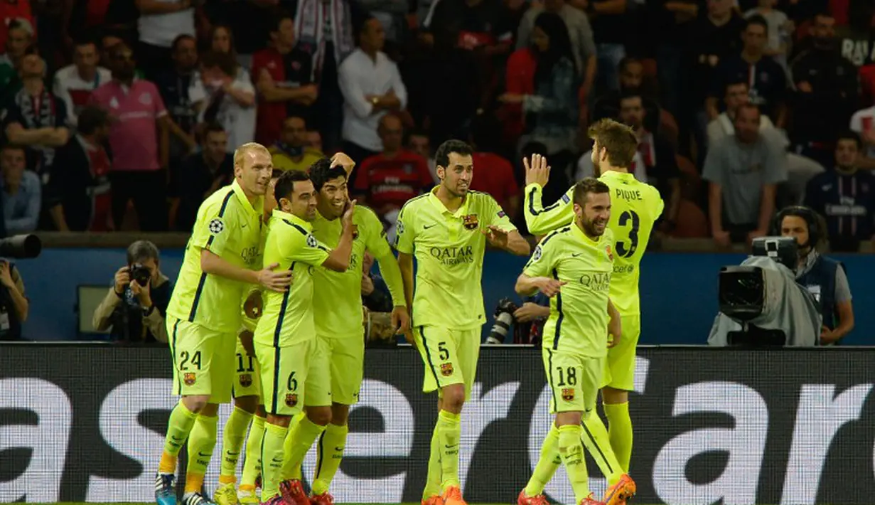 Luis Suarez merayakan gol yang dicetaknya bersama rekan-rekannya dalam lanjutan babak perempatfinal Liga Champion di Stadion Parc des Princes, Paris, Perancis. Rabu (15/4). Barcelona unggul 3-1 dalam pertandingan itu