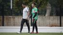 Pelatih kiper Timnas Indonesia, Kurnia Sandy, berdiskusi dengan Awan Setho saat latihan di Lapangan ABC Senayan, Jakarta, Selasa (20/11). Latihan ini persiapan jelang laga Piala AFF 2018 melawan Filipina. (Bola.com/Vitalis Yogi Trisna)