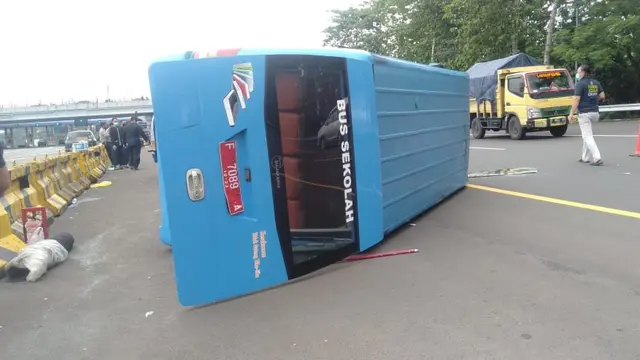 Kendaraan yang tengah mengangkut penumpang pasien positif Covid-19 terguling di Tol Jagorawi,Rabu (13/1/2021)