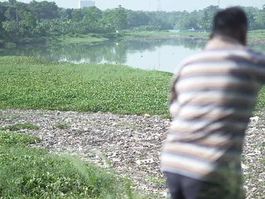 Penampakan Setu Pengarengan yang dipenuhi sampah dan eceng gondok di Depok, Jawa Barat, Selasa (7/5/2019). Kurangnya perawatan menyebabkan Setu Pengarengan kian memprihatinkan. (Liputan6.com/Immanuel Antonius)