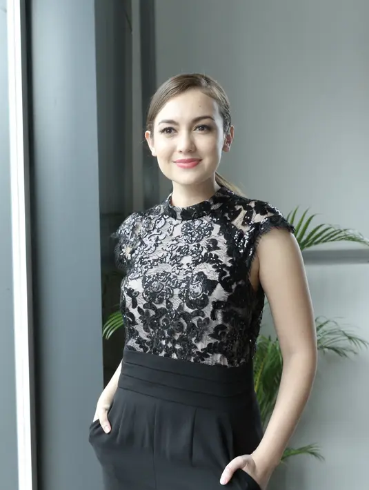 "Aku jadi psikolog yang menangani tiga dara ini.  Eksplorasinya paling belajar aja ya," kata Rianty Cartwright di kawasan Kebon Sirih, Jakarta Pusat, Selasa (28/2). (Galih W. Satria/Bintang.com)