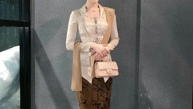 Inspirasi kebaya dari para artis (credit: instagram/aaliyahmassaid)