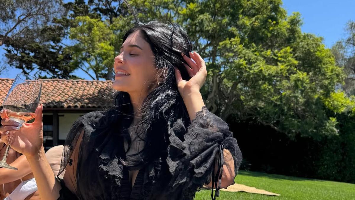 Gaya Berbeda Kylie Jenner Tampil Boho Chic Kenakan Atasan Ruffle Hitam Rp53 Jutaan saat Pesta Ulang Tahun Sederhana ke 28