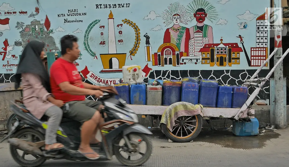 Sejumlah jeriken terlihat di kawasan Muara Baru, Jakarta, Selasa (9/7/2019). Pada saat musim kemarau air sumur tidak mengalir deres, untuk memenuhi air bersih warga dalam sehari mereka mengeluarkan uang Rp. 15.000 untuk membeli enam jeriken untuk air bersih. (Liputan6.com/Herman Zakharia)