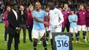 Kapten Manchester City, Vincent Kompany, mendampingi Yaya Toure saat perpisahan di Stadion Etihad, Rabu (9/5/2018). Laga tersebut menjadi ajang perpisahan sang pemain bersama The Citizens. (AFP/Oli Scarff)