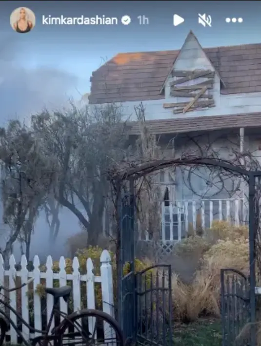 Terakhir, ia juga membuat sebuah rumah hatu di halaman belakang rumahnya. "Saya benar-benar berusaha sekuat tenaga tahun ini," kata Kim soal dekorasi Halloween di rumahnya. [Foto: Instagram/kimkardashian]