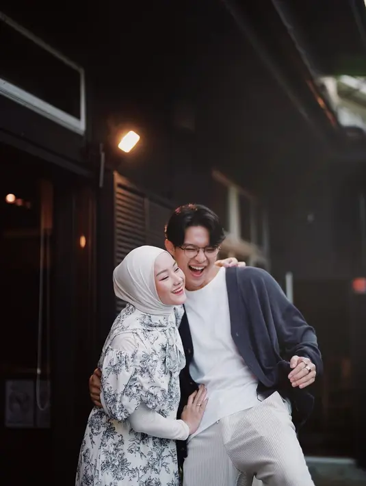 Setelah menikah, Dinda menyebut salah satu syaratnya mulai luntur. Bahkan, perempuan dua orang anak itu juga membebaskan suaminya mendapat lawan main siapapun. [Instagram/rey_mbayang]