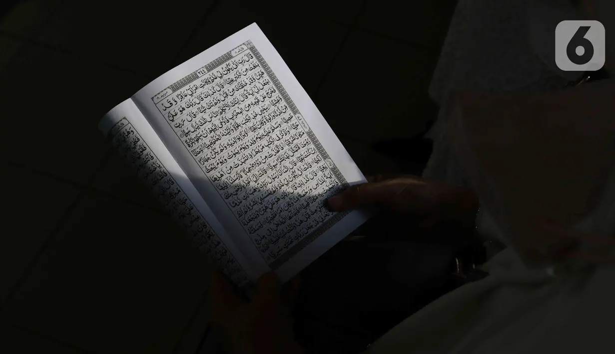 Umat Islam membaca Al-Quran sambil menunggu waktu berbuka puasa di halaman Masjid Raya Jakarta Islamic Center, Jakarta Utara, Senin (18/4/2022). Acara ngabuburit sambil khataman Al-Quran ini merupakan rangkaian acara menyambut 17 Ramadhan atau malam Nuzulul Quran. (Liputan6.com/Herman Zakharia)