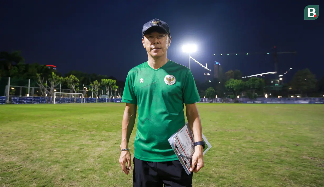 <p>Pelatih kepala Timnas Indonesia U-20, Shin Tae-yong berpose usai latihan persiapan Kualifikasi Piala Asia U-20 2023 yang berlangsung di Lapangan A Gelora Bung Karno, Jakarta, Selasa (30/08/2022). (Bola.com/Bagaskara Lazuardi)</p>