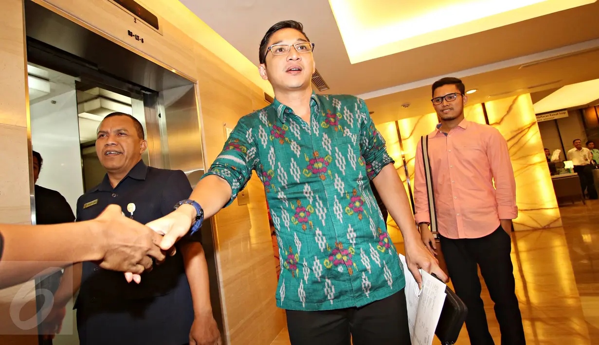 Vokalis Grup Band Ungu berjalan di sekitar Gedung RS Pondok Indah, Jakarta, (10/12). Pasha yang datang untuk menjemput Aliyan Akhtar Raja Sulaiman, putranya dengan Adelia batal karena kondisi Aliyan yang belum stabil. (Liputan6.com/Immanuel Antonius)