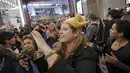 Seorang wanita mengabadikan gambar keramaian orang - orang berbelanja di Macy Herald Square, New York,(26/11). Black Friday adalah hari dimulainya musim belanja bagi warga Amerika menjelang Natal. (REUTERS/Andrew Kelly)