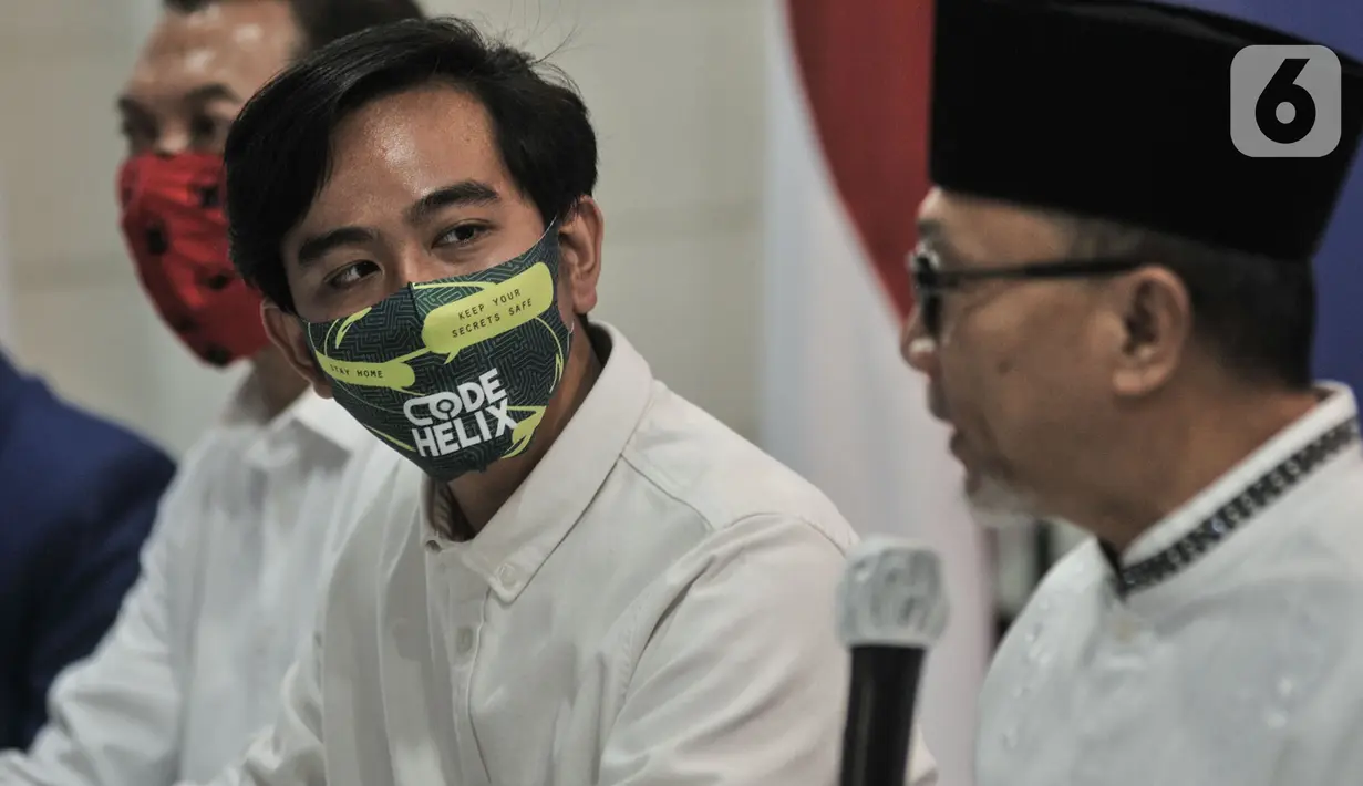 Bakal calon Wali Kota Solo, Gibran Rakabuming Raka (kiri) menyimak Ketua Umum PAN Zulkifli Hasan saat menggelar pertemuan di Jakarta, Rabu (12/8/2020). PAN telah resmi memberikan dukungannya kepada Gibran Rakabuming dan Teguh Prakosa pada Pilkada Solo 2020. (merdeka.com/Iqbal Nugroho)