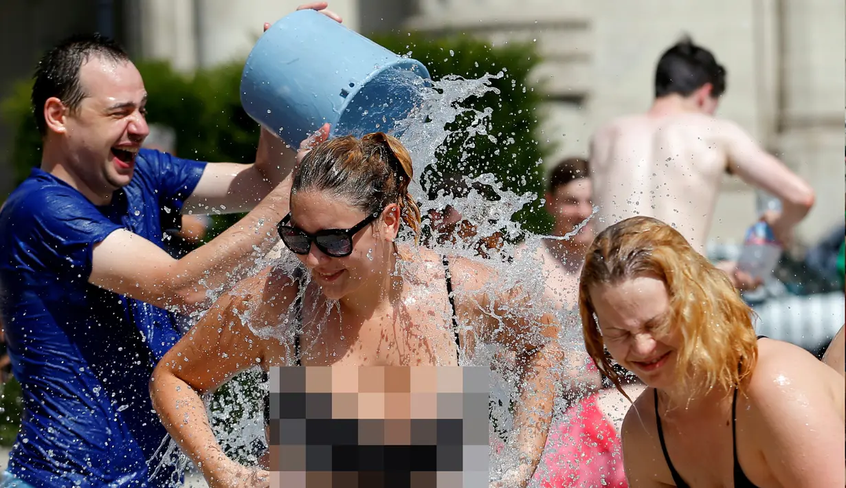 Para peserta saling menyiramkan air saat acara perang air di Budapest, Hungaria (25/6). (REUTERS/Laszlo Balogh)