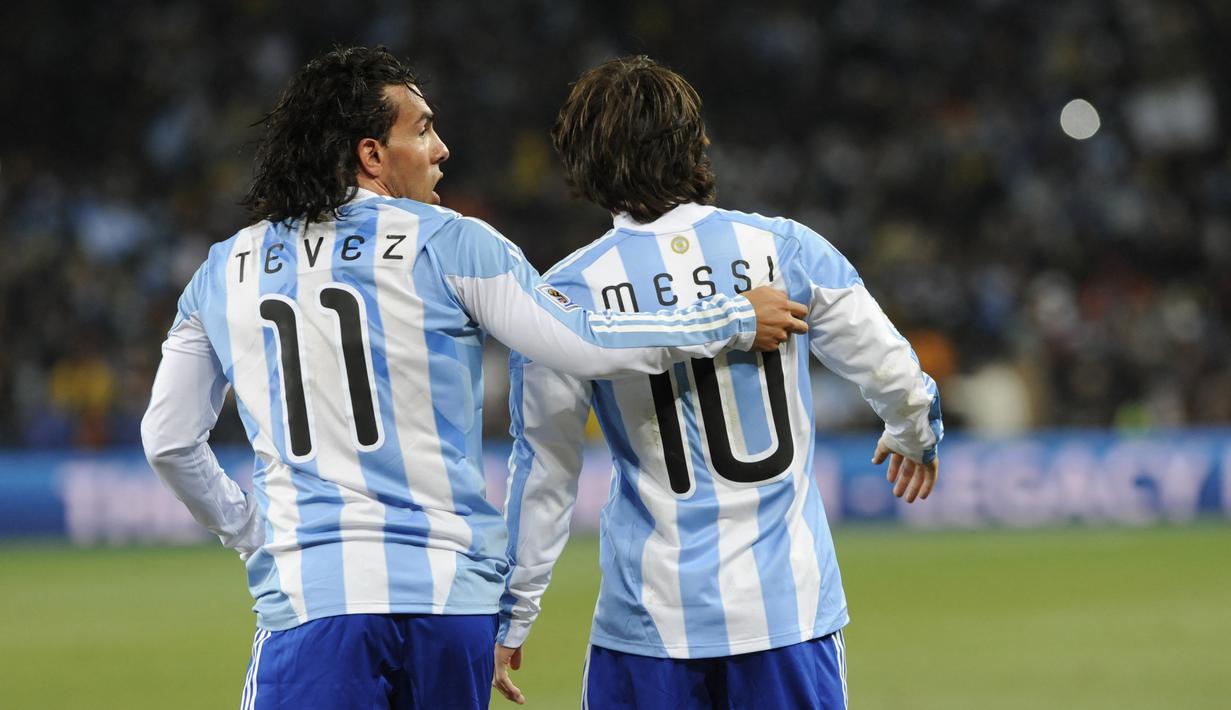 Tevez juga satu tim dengan Messi meski Tevez lebih sering jadi penghangat bangku cadangan saat Messi mulai jadi bintang utama dan kapten Argentina. (Foto: AFP/Daniel Garcia)