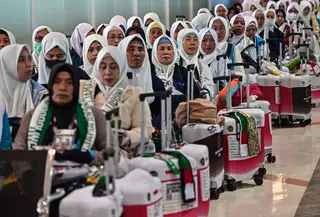 Jemaah haji Indonesia menunggu waktu keberangkatan untuk melaksanakan ibadah haji tahunan, di Bandara Internasional Juanda, Sidoarjo, Jawa Timur, Rabu 22 April 2026. (JUNI KRISWANTO/AFP)