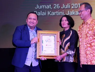 Sekjen Kementerian Kominfo Niken Widiastuti (kedua kanan) memberikan penghargaan kepada Senior Vice President Enterprise Account Management Telkomsel Dharma Simorangkir (kiri) dalam ajang Most Innovative Business Award 2019 di Jakarta, Jumat (26/7/2019). (Liputan6.com/HO/Ady)