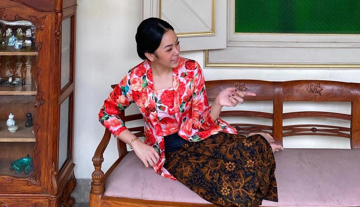 Selain berparas cantik, cicit pahlawan nasional Mohammad Yamin ini juga dikenal sebagai perempuan pencinta budaya. Dalam beberapa kesempatan, Rania terlihat mengenakan kebaya berbagai motif yang membuatnya semakin terlihat anggun, termasuk kebaya motif bunga. (Liputan6.com/IG/@raniaayamin)