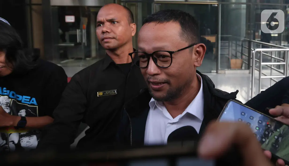 Sebelumnya, ia pernah menjalani dua kali pemeriksaan KPK pada Selasa (26/8/2025) dan Senin (1/9/2025) lalu. Tampak dalam foto, mantan staf khusus Menteri Agama periode 2019-2024, Yaqut Cholil Qoumas, Ishfah Abidal Aziz alias Gus Alex berjalan meninggalkan Gedung Merah Putih Komisi Pemberantasan Korupsi (KPK), Jakarta, Senin (26/1/2026). (Liputan6.com/Helmi Fitrhiansyah)