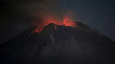 Gunung berapi Popocatepetl meletuskan lahar, abu, dan uap, terlihat dari Santiago Xalitzintla, Meksiko, Kamis (25/5/2023). (AP Photo/Marco Ugarte)