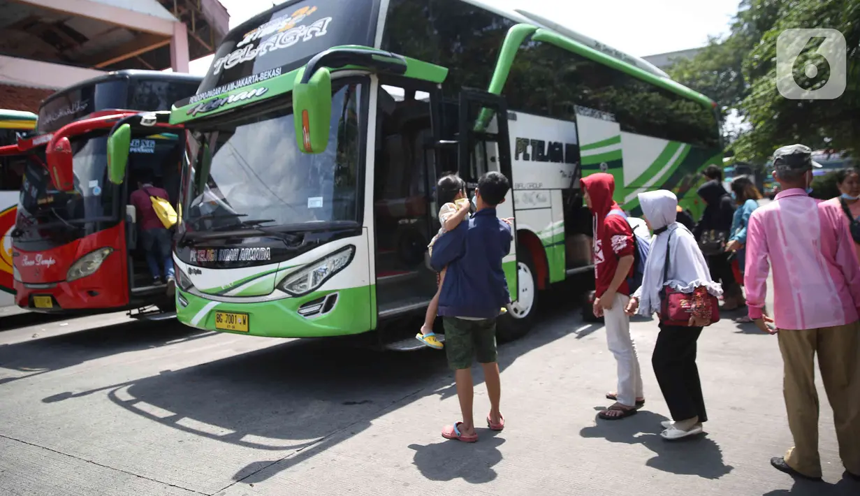 Sejumlah calon penumpang bersiap menaiki bus di Terminal Kampung Rambutan Jakarta, Kamis (24/3/2022). Pemerintah memastikan bahwa masyarakat diperbolehkan mudik Lebaran tahun 2022 dengan syarat sudah mendapatkan vaksin dosis lengkap dan ketiga atau booster. (Liputan6.com/Herman Zakharia)