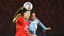 Pemain Timnas Wanita Spanyol, Lucia Garcia (kanan) berduel udara dengan pemain Timnas Wanita Swiss, Seraina Piubel pada laga Grup D UEFA Nations League 2023/2024 di The Letzigrund Stadium, Zurich, Swiss pada 31 Oktober 2023 waktu setempat. Laga dimenangkan oleh Spanyol dengan skor 7-1. (AFP/Sebastien Bozon)