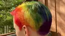 Gabriela Debues Stafford bicara tentang bagaimana ia memotong rambutnya menjadi sangat pendek untuk mendobrak batas tentang standar kecantikan tradisional. Ia juga mewarnai rambutnya dengan warna pelangi. Foto: Instagram: @gabrielastafford.