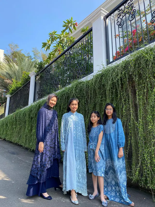 Alya Rohali bersama ketiga putrinya (Instagram/arohali)