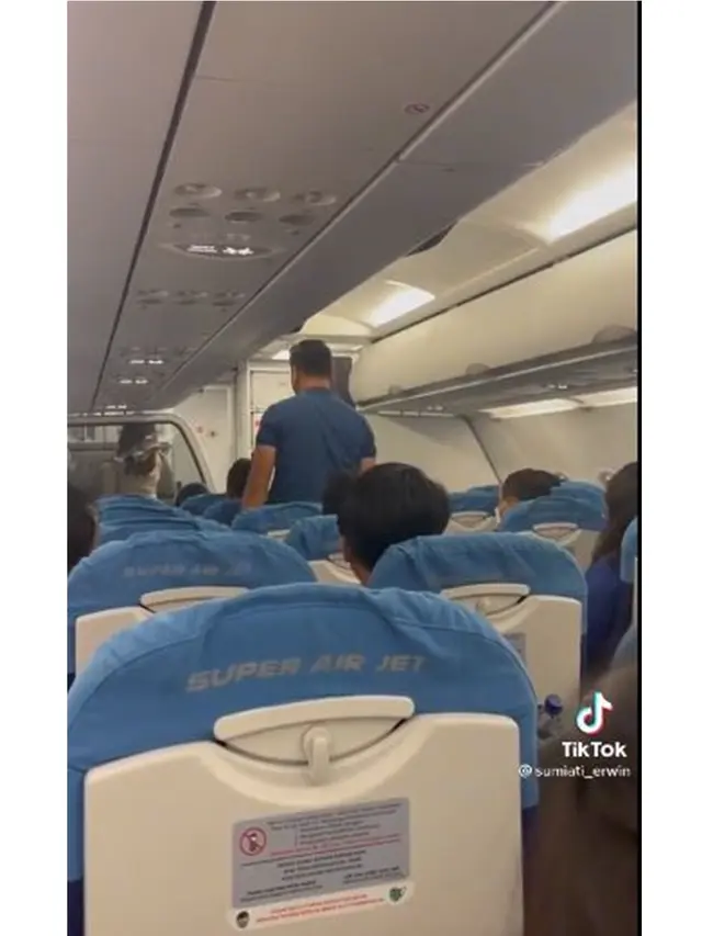 Curiga Pesawat Delay Selama 3 Jam, Penumpang Super Air Jet Ramai Putuskan Turun