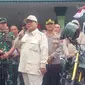 Menteri Pertahanan (Menhan) Prabowo Subianto saat membagikan motor untuk Babinsa di Koramil 0912/Lembang, Kabupaten Bandung Barat, Jumat (16/6/2023). (Merdeka.com/Muhammad Genantan Saputra)