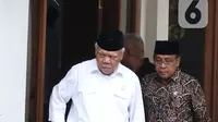 Menteri Pekerjaan Umum dan Perumahan Rakyat (PUPR) Basuki Hadimuljono saat melayat KH Salahuddin Wahid atau Gus Sholah di rumah duka kawasan Mampang Prapatan, Jakarta, Senin (3/2/2020). Gus Sholah meninggal pada usia 78 tahun. (Liputan6.com/Herman Zakharia)