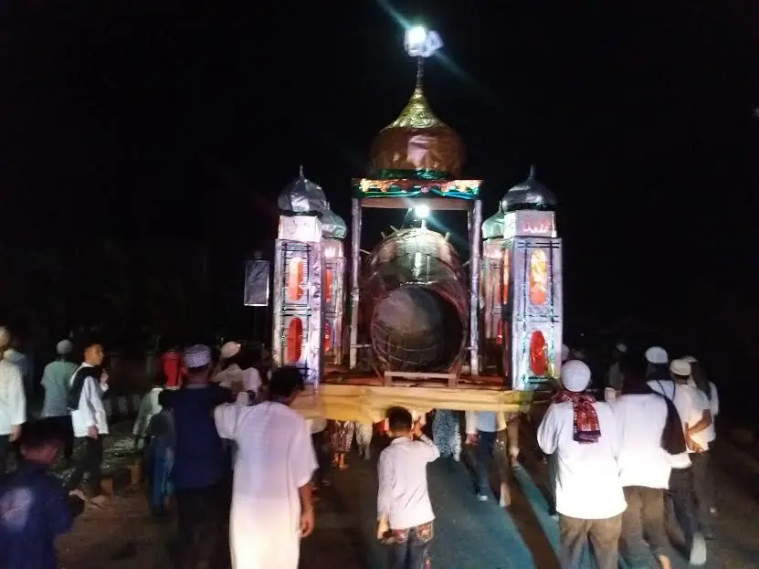 Malam takbiran dan pawai obor di Tambolaka, Sumba Barat Daya, Nusa Tenggara Timur. (Liputan6.com/Ola Keda)