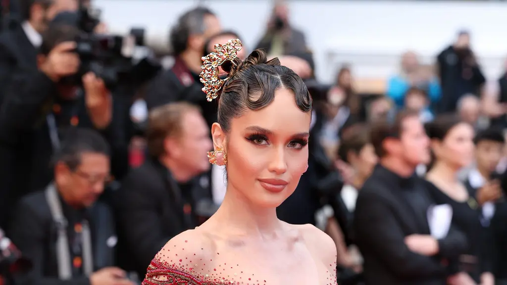 Cinta Laura tampil glamor dengan full makeup (L'Oreal Paris)