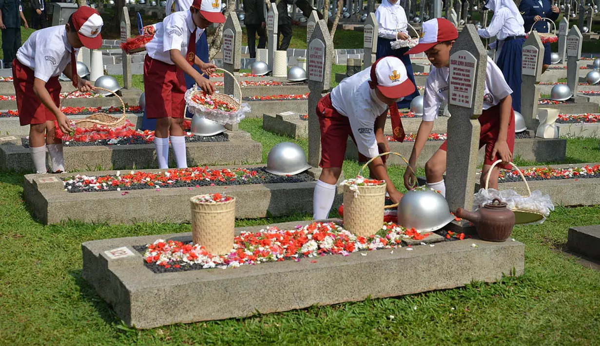 Sejumlah siswa berziarah dan tabur bunga di Taman Makam Pahlawan (TMP) Kalibata, Jakarta, Senin (10/11/2014). (Liputan6.com/Johan Tallo) 