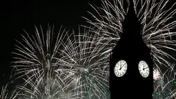 Kembang api menghiasi langit dengan latar belakang Big Ben  pada malam pergantian tahun di London, Inggris, Minggu (1/1).     Sebagian besar negara merayakan datangnya tahun baru 2017 dengan pesta kembang api. (REUTERS/Neil Hall)