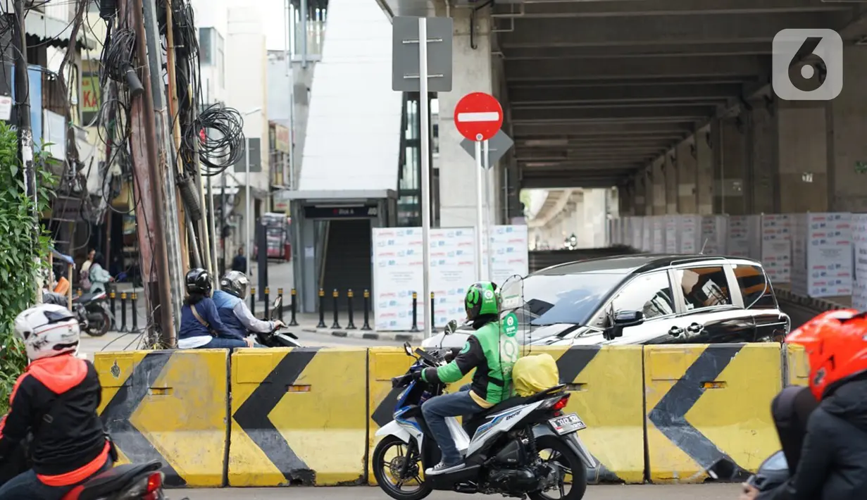 Pengendara sepeda motor melawan arus saat melintas di kolong Stasiun MRT Blok A, Jakarta, Selasa (29/9/2020). Kurangnya sanksi tegas bagi pelanggar lalu lintas membuat sebagian pemotor nekat melawan arus di jalur satu arah itu, meski dapat membahayakan keselamatan. (Liputan6.com/Immanuel Antonius)