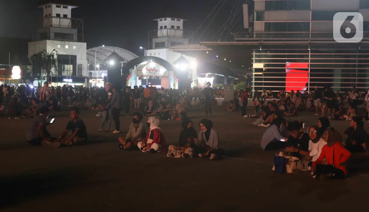 Sejumlah pengunjung duduk di bangunan instalasi pada acara "Pestapora 2022" di Gambir Expo Kemayoran, Jakarta, Sabtu (24/9/2022). Pada acara pertunjukan musik Indonesia yang berlangsung 23-25 September 2022 tersebut menghadirkan enam panggung pertunjukan dengan menampilkan berbagai musisi tanah air. (Liputan6.com/Herman Zakharia)