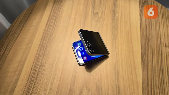 <p>Samsung Galaxy Z Flip 6 bisa dilipat sesuai keinginan penggunanya. (Liputan6.com/ Agustin Setyo Wardani)</p>