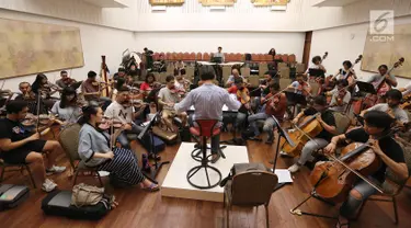 Konduktor Avip Priatna saat memimpin latihan jelang konser Sabda Semesta di Jakarta, Senin (25/9). The Resonanz Music Studio di bawah naungan Avip Priatna akan menggelar konsernya pada 29 September 2018. (Liputan6.com/Fery Pradolo)