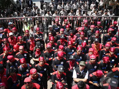 Ratusan buruh yang tergabung dalam Jamkes Watch dan KSPI serbu kantor BPJS, Jakarta, Rabu (17/9/2014) (Liputan6.com/Faizal Fanani)