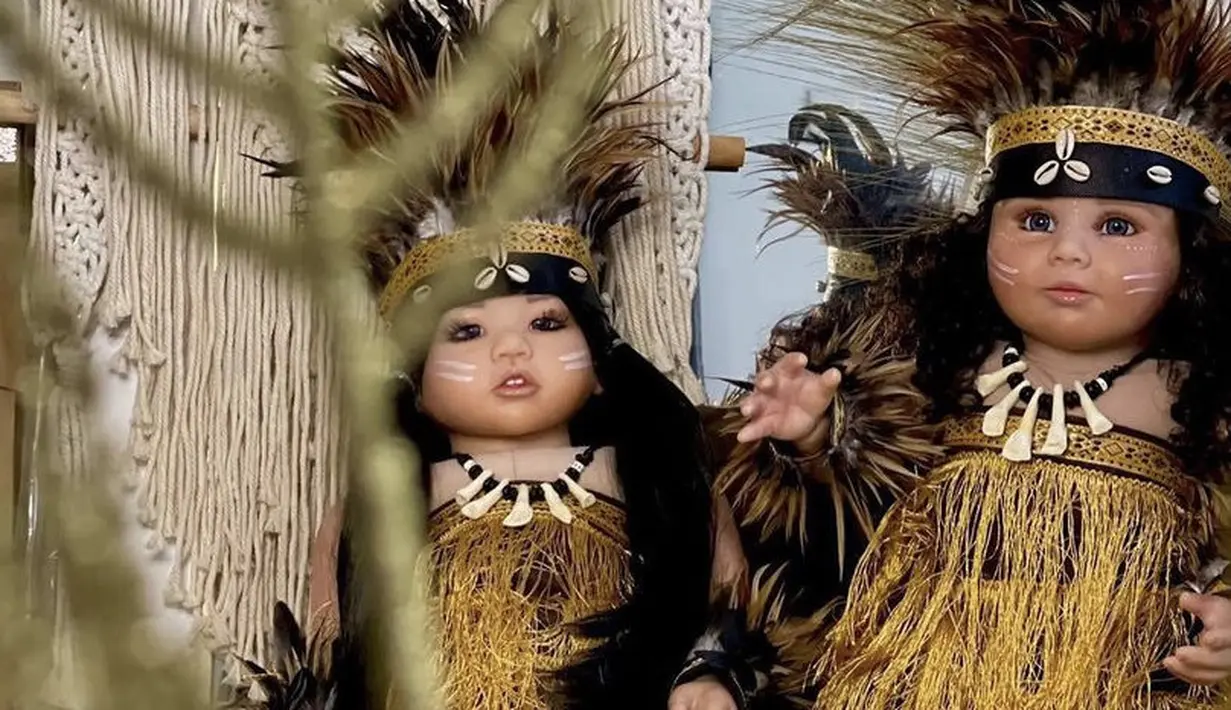 Boneka dengan busana Papua yang diberi nama Eliyah dan Ivy hasil kolaborasi Furi dan Loved the Doll. @bonekafuriharun