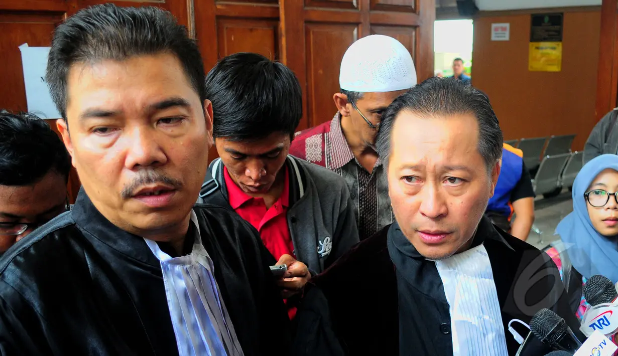 Kuasa hukum Suryadharma Ali, Johnson Panjaitan (kiri) dan Humphrey Djemat memberi keterangan di PN Jakarta Selatan, Senin (30/3/2015). Sidang gugatan praperadilan SDA ditunda hingga besok, Selasa (31/3). (Liputan6.com/Yoppy Renato)