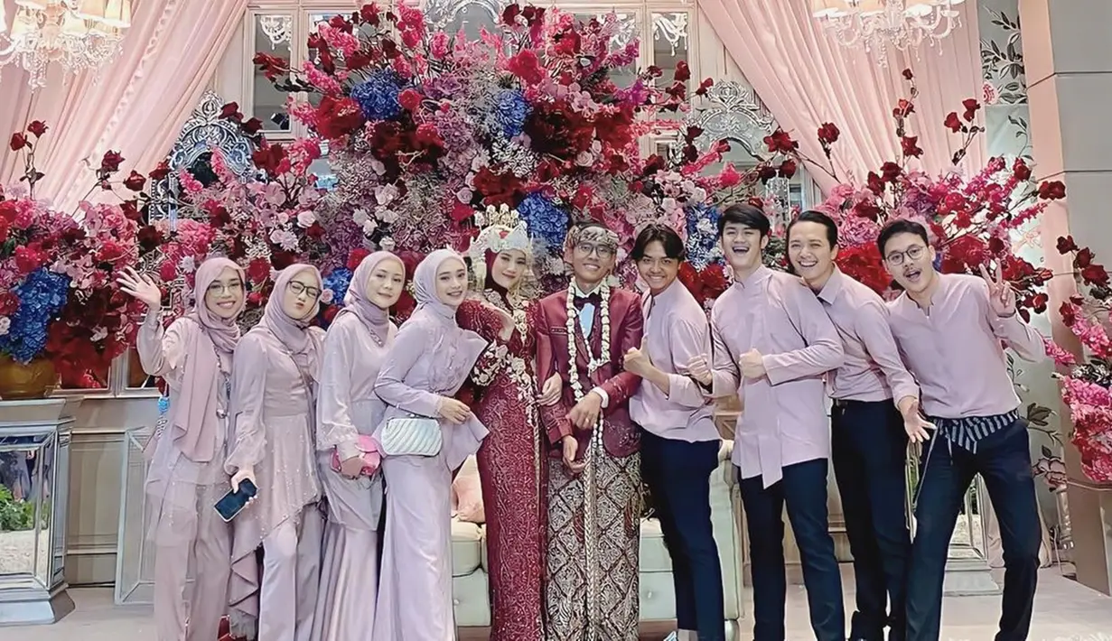 Ungkap terima kasih sudah meluangkan waktu datang ke acara pernikahannya, Beni Mulyana dan Ira Dahlia mendoakan agar para sahabatnya segera menyusul. Selain mendampingi saat acara penikahan, para bridesmaid Ira Dahlia ini juga mempersiapkan acara bridel shower untuk kakak ipar Lesti Kejora ini beberapa minggu jelang acara pernikahan. (Liputan6.com/IG/@gurluzy)
