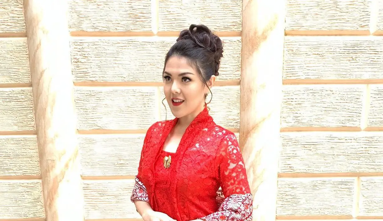 Di momen Hari Kartini, Tina Toon kenakan kebaya kutubaru dengan wrapped skirt batik. Selendang batik berwarna senada bikin Tina Toon terlihat lebih mature [@tinatoon101]