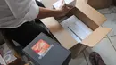 Sejumlah merk telopon selular ilegal, disita petugas Bareskrim Polri di gudang distributor, di ruko kawasan Cempaka Mas, Jakarta, Senin(15/6/2015). Penggeledahan tersebut terkait beberapa laporan dari masyarakat. (Liputan6.com/Herman Zakharia)