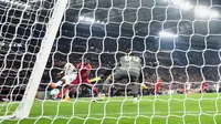 Ange-Yoan Bonny dari Inter Milan mencetak gol pertama timnya dalam pertandingan sepak bola Serie A antara Roma dan Inter Milan, di Roma, Minggu (19-10-2025) dini hari WIB. (Foto AP/Andrew Medichini)