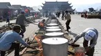 Para pria menyiapkan "Banh Chung" atau kue beras tradisional Vietnam untuk amal, menjelang Tahun Baru Imlek atau festival Tet di Pagoda Tam Chuc di provinsi Ha Nam (7/1/2023). Banh Chung adalah kelezatan khas Vietnam yang terbuat dari ketan, daging babi, dan kacang hijau yang dibungkus dengan daun pisang dan dimasak selama 10 jam. (AFP/Nhac Nguyen)