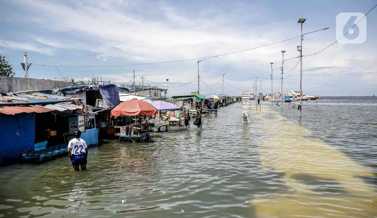 Kondisi banjir rob di kawasan Muara Angke, Jakarta, Selasa (9/11/2021). Badan Penanggulangan Bencana Daerah (BPBD) DKI Jakarta memperkirakan puncak musim hujan dan potensi rob di Ibu Kota terjadi pada Januari hingga Februari 2022. (Liputan6.com/Faizal Fanani)