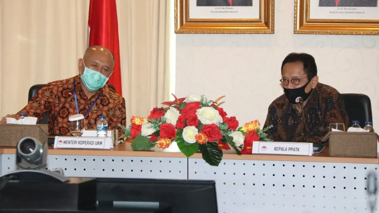Menteri Koperasi dan UKM Teten Masduki sedang berbincang dengan Kepala PPATK Dian Ediana Rae, Jakarta, 9 Juni 2020 (Dok PPATK)